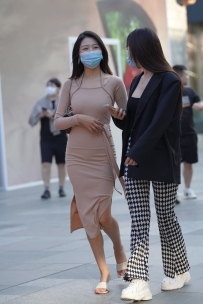 【精选街拍】Vol.3321 棕色修身长裙 [136P+1V-1.91GB]