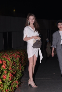 【精选街拍】Vol.3693 慵懒睡袍风白裙 [91P-2.16GB]